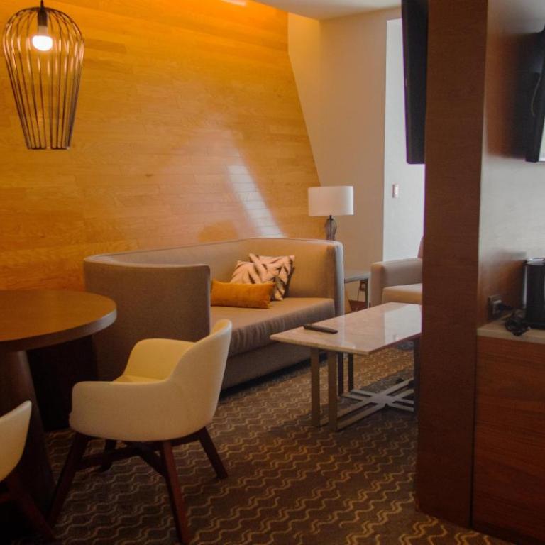 Doubletree By Hilton Mexico City Santa Fe - Suite Junior con cama extragrande y zona de estar - 4