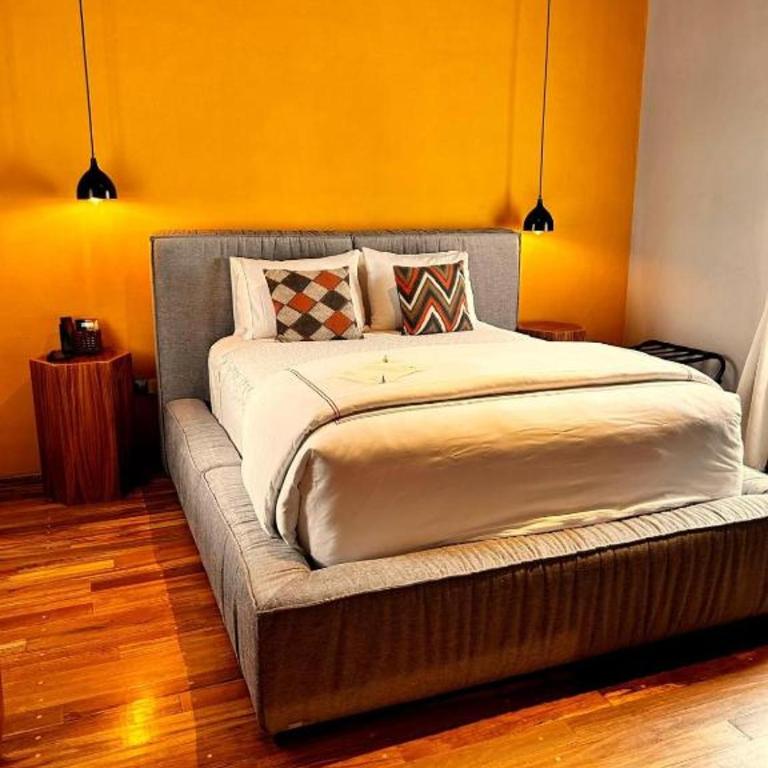 Hotel Bitos Boutique - Suite con cama grande y balcón - 8