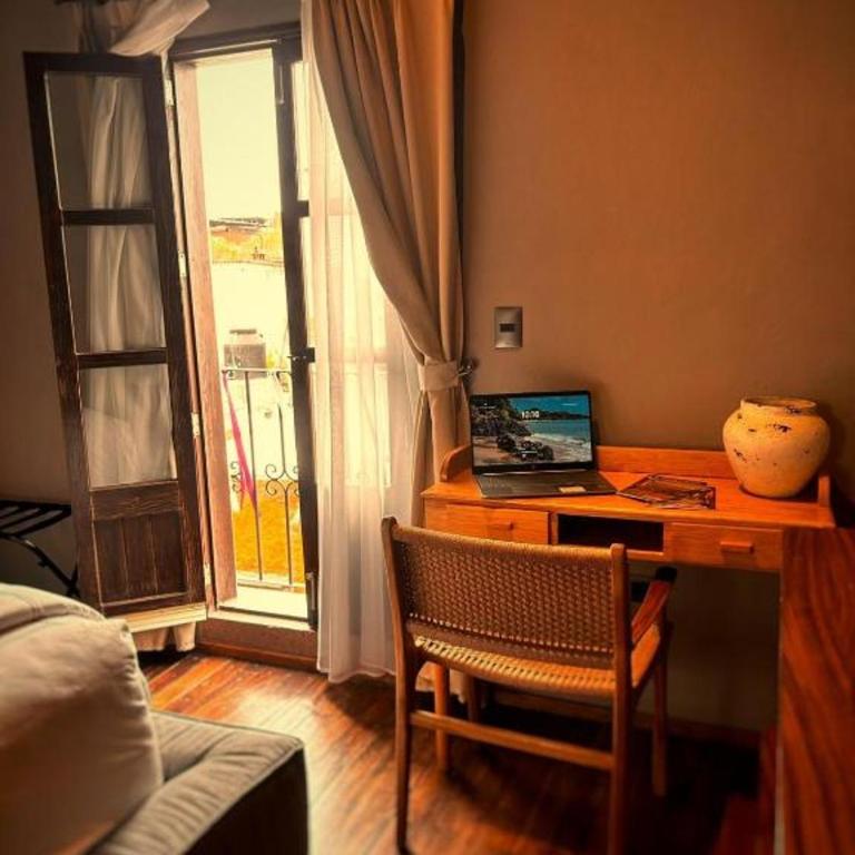 Hotel Bitos Boutique - Suite con cama grande y balcón - 5