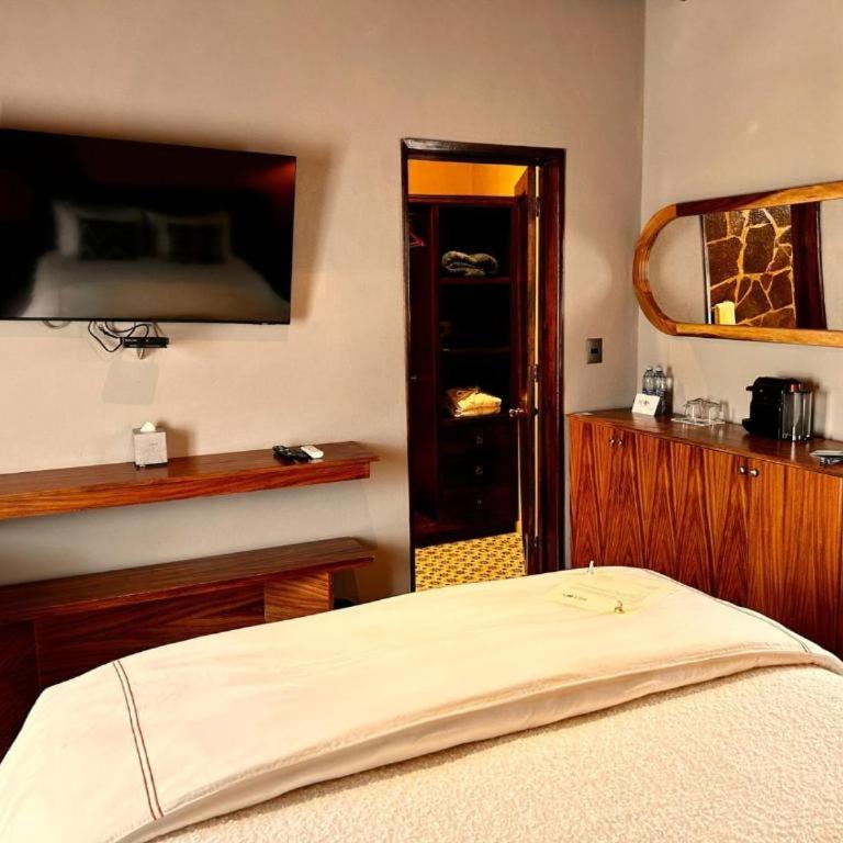 Hotel Bitos Boutique - Suite con cama grande y balcón - 4