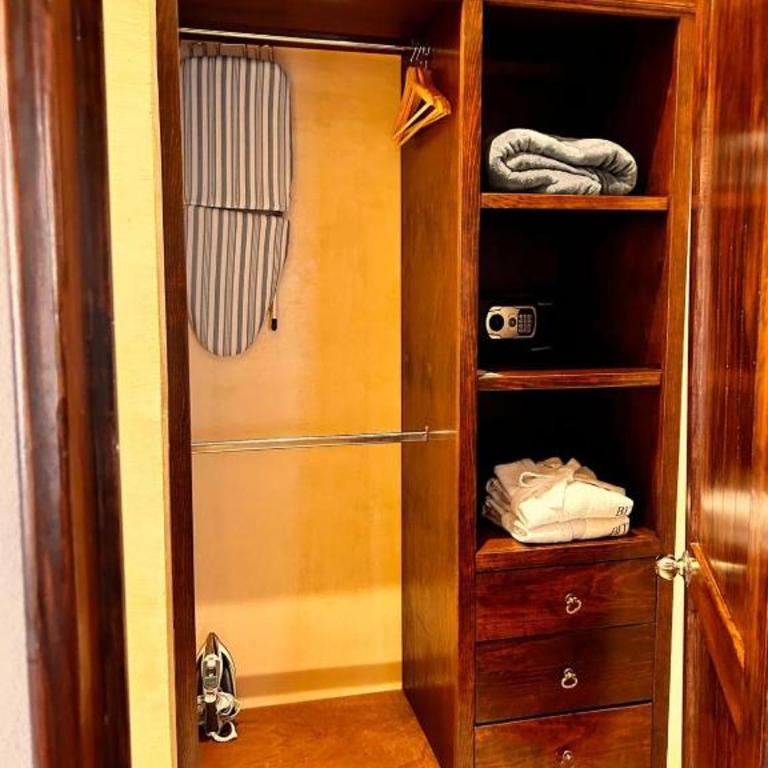 Hotel Bitos Boutique - Suite con cama grande y balcón - 2