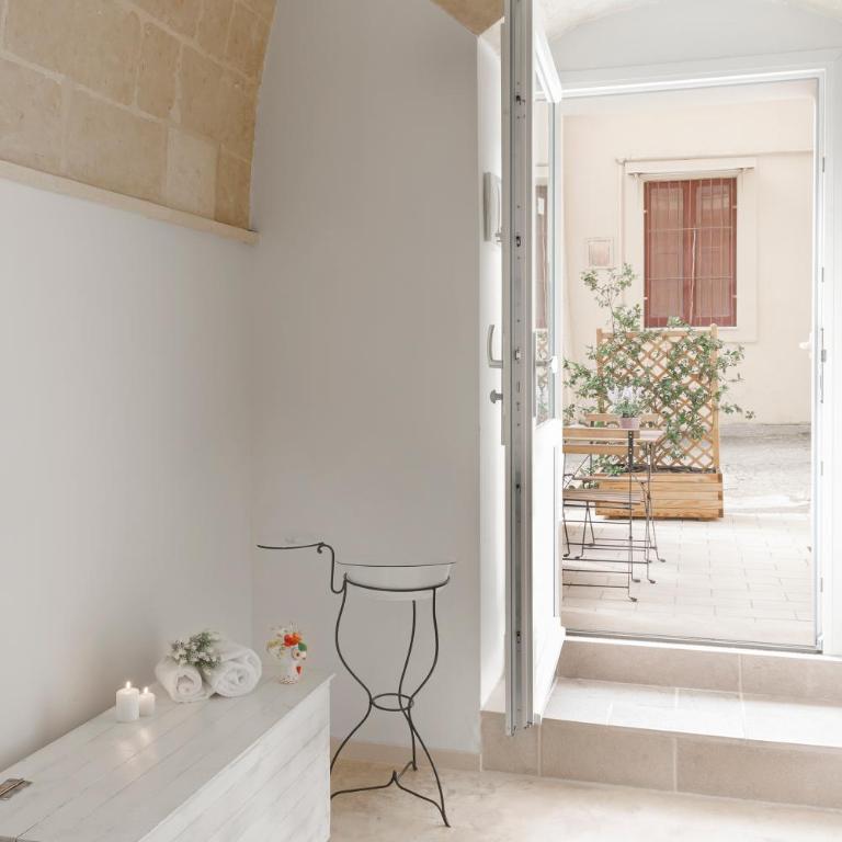 Hydria Rooms - Camera Matrimoniale con Patio - 10