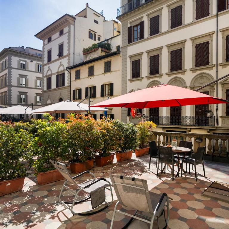 Spacious & Bright, next to the Duomo of Florence, Michelangelo, with Patio - Studio with Terrace - 2