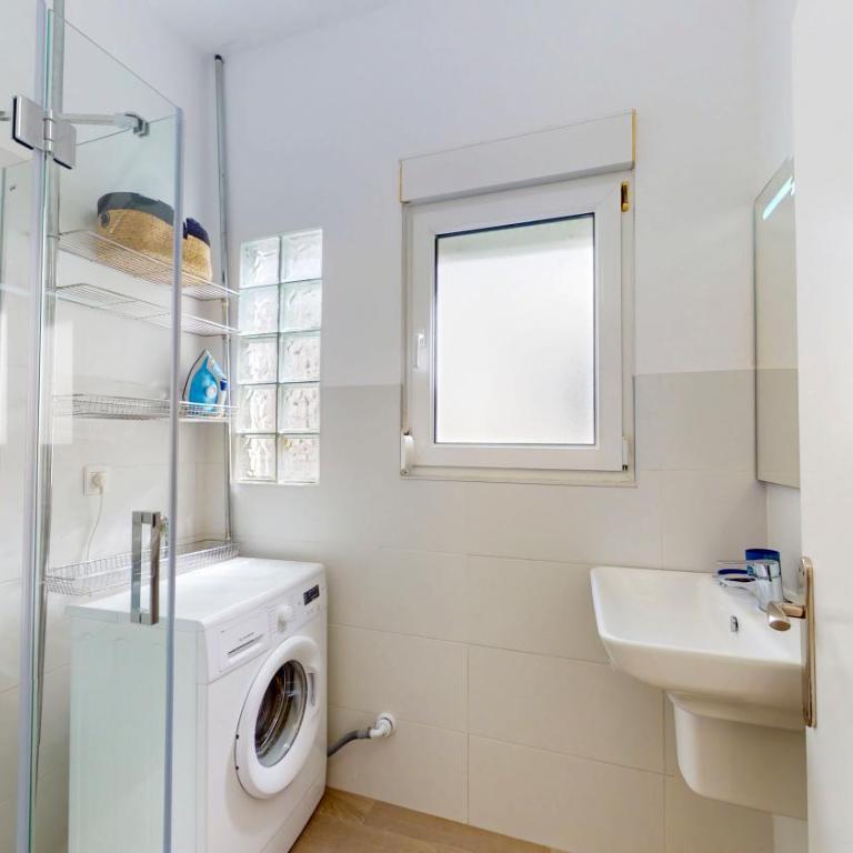 Apartamento Asun en Dénia, Ideal para grupos de hasta 6 personas en el centro de la ciudad by Family Homes Rentals - Apartamento de 3 dormitorios - 9