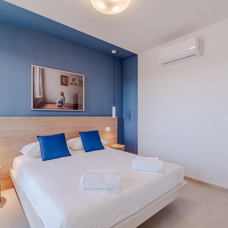 GuestHost -Carducci Attics - Penthouse Apartment - 7