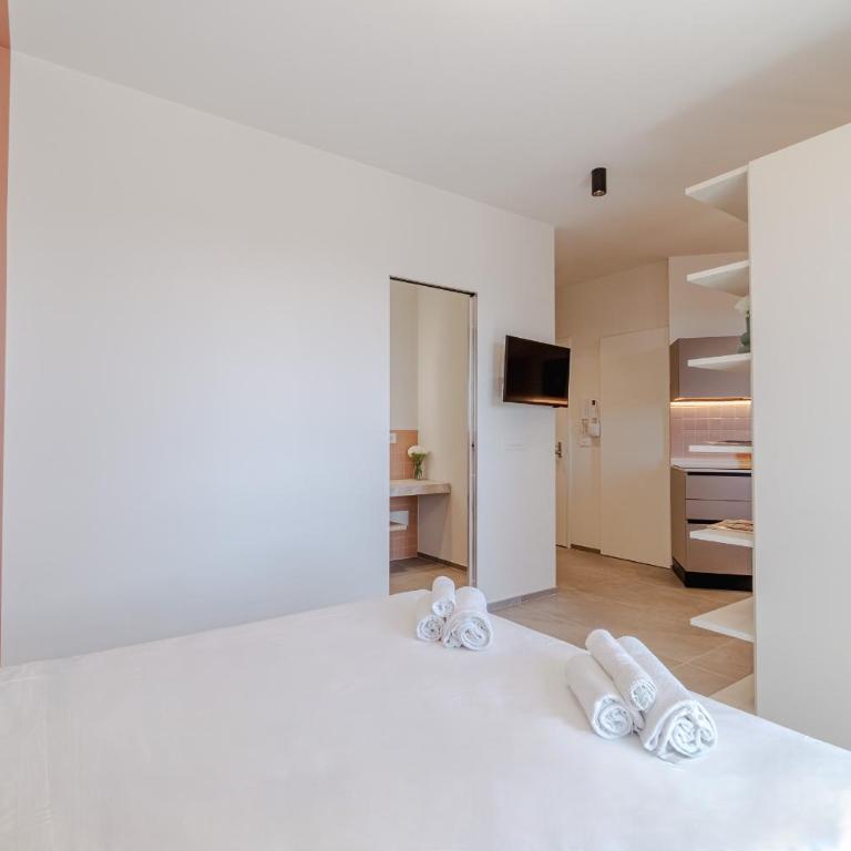 GuestHost - Carducci Studios - Studio - 17