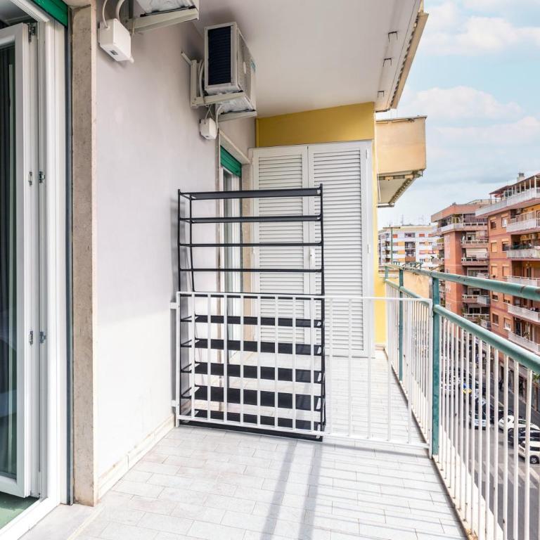 Luciano King's Guest House - Double Room with Balcony - 13