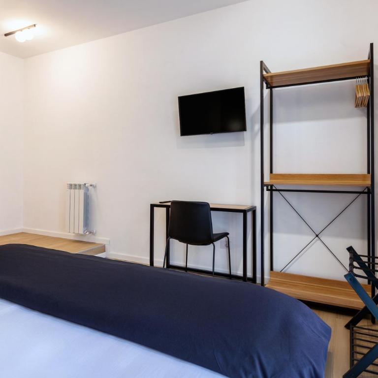Luciano King's Guest House - Double Room with Balcony - 9