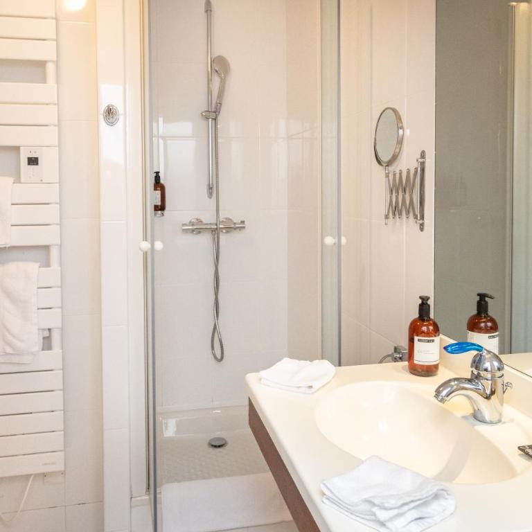 Hotel Les Almadies - Coeur de Ville - Chambre Double avec Douche - 4