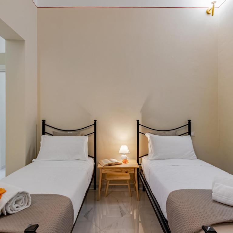 Hostly Grand Lungarno Suite - Three-Bedroom Deluxe Apartment - 21