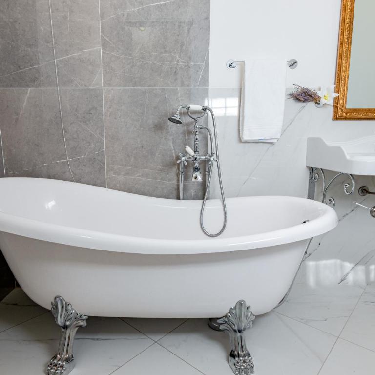 Hostly Grand Lungarno Suite - Three-Bedroom Deluxe Apartment - 30