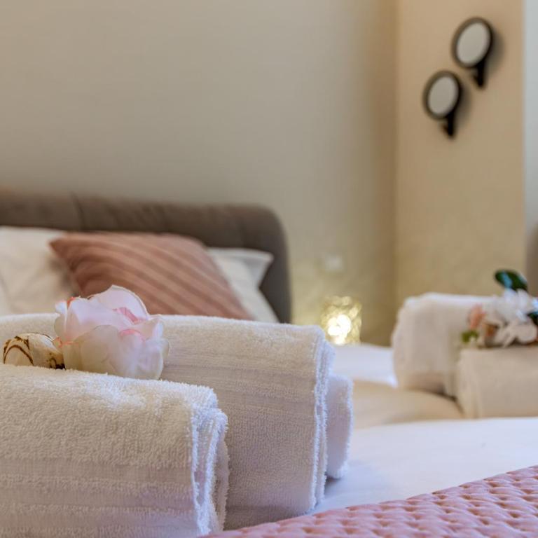 Hostly Grand Lungarno Suite - Three-Bedroom Deluxe Apartment - 17
