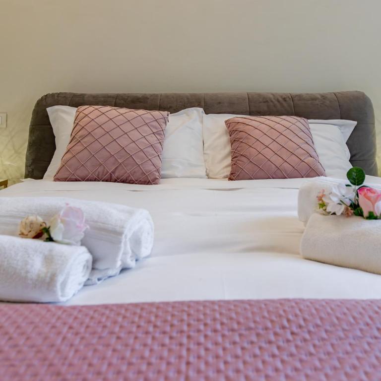 Hostly Grand Lungarno Suite - Three-Bedroom Deluxe Apartment - 15