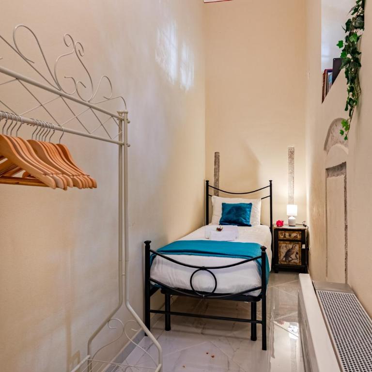 Hostly Grand Lungarno Suite - Three-Bedroom Deluxe Apartment - 25
