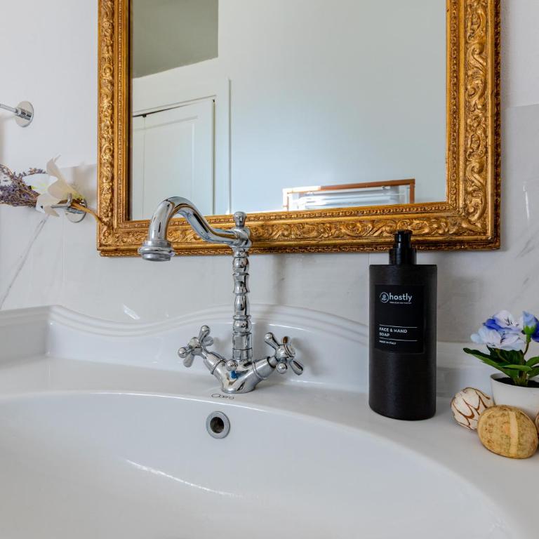 Hostly Grand Lungarno Suite - Three-Bedroom Deluxe Apartment - 31