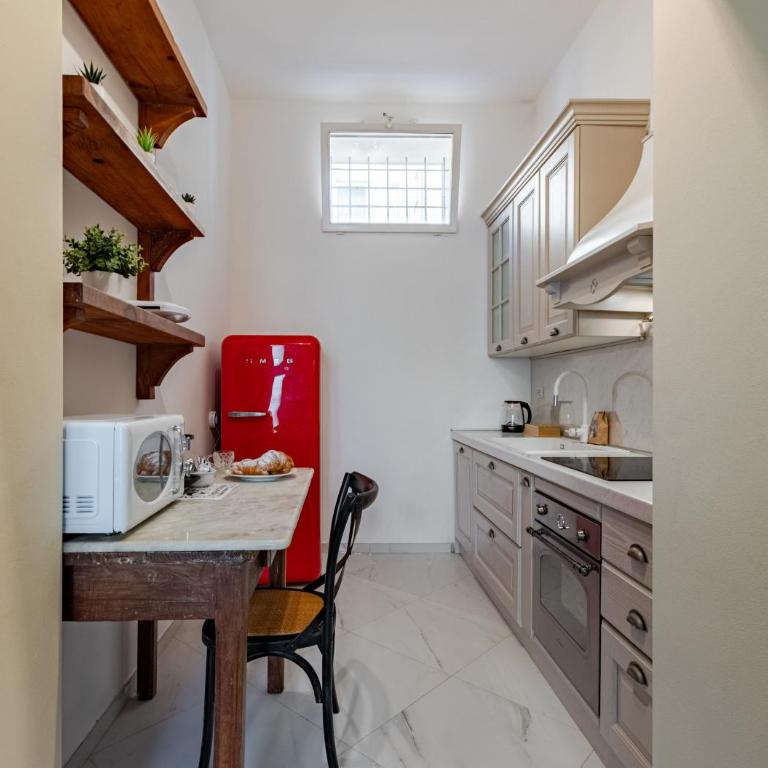 Hostly Grand Lungarno Suite - Three-Bedroom Deluxe Apartment - 10