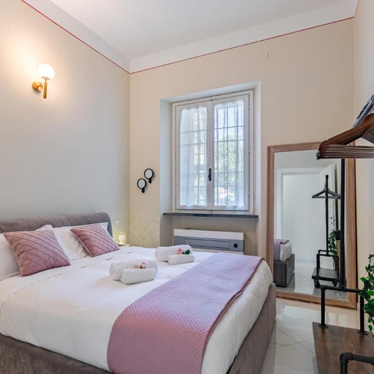 Hostly Grand Lungarno Suite - Three-Bedroom Deluxe Apartment - 1