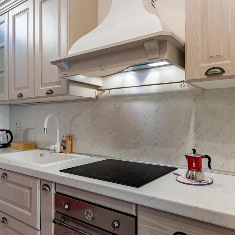 Hostly Grand Lungarno Suite - Three-Bedroom Deluxe Apartment - 12
