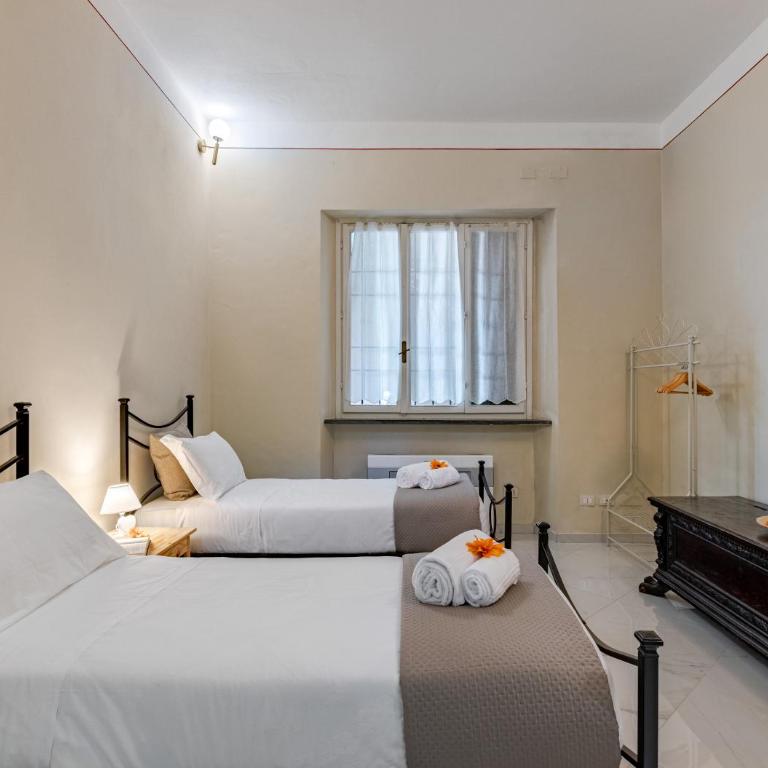 Hostly Grand Lungarno Suite - Three-Bedroom Deluxe Apartment - 19