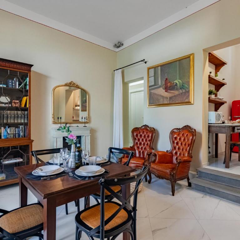 Hostly Grand Lungarno Suite - Three-Bedroom Deluxe Apartment - 6