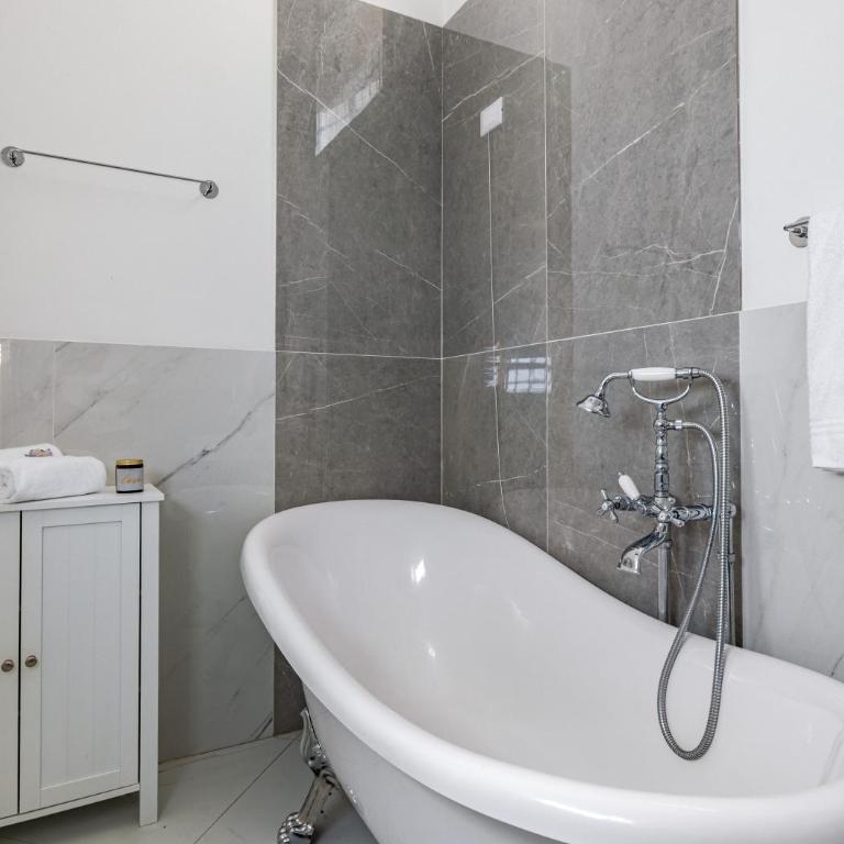 Hostly Grand Lungarno Suite - Three-Bedroom Deluxe Apartment - 4