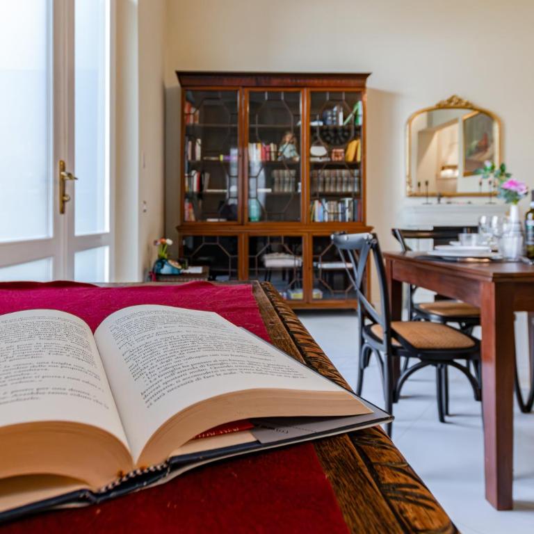 Hostly Grand Lungarno Suite - Three-Bedroom Deluxe Apartment - 9