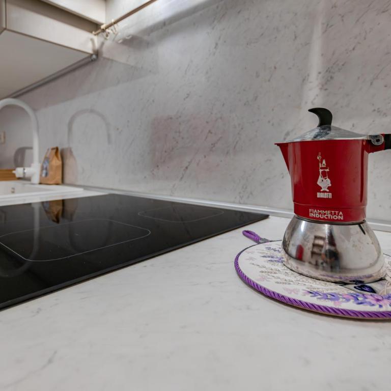 Hostly Grand Lungarno Suite - Three-Bedroom Deluxe Apartment - 11