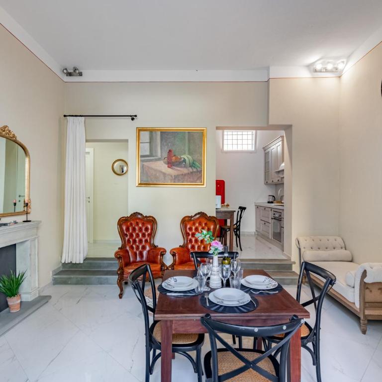 Hostly Grand Lungarno Suite - Three-Bedroom Deluxe Apartment - 8