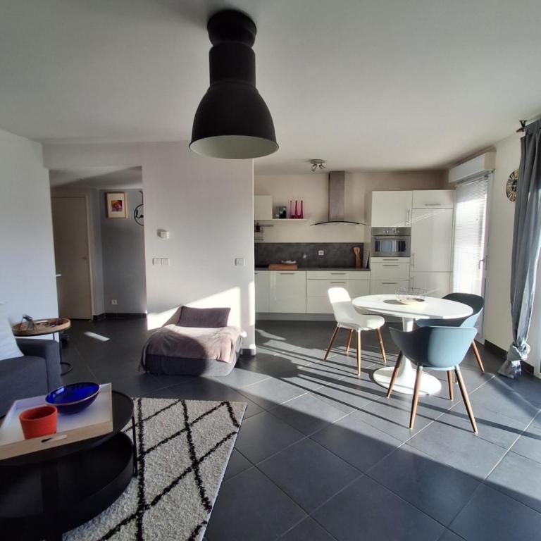 Superbe logement, proche commerces, stade et plage - Apartment - 1