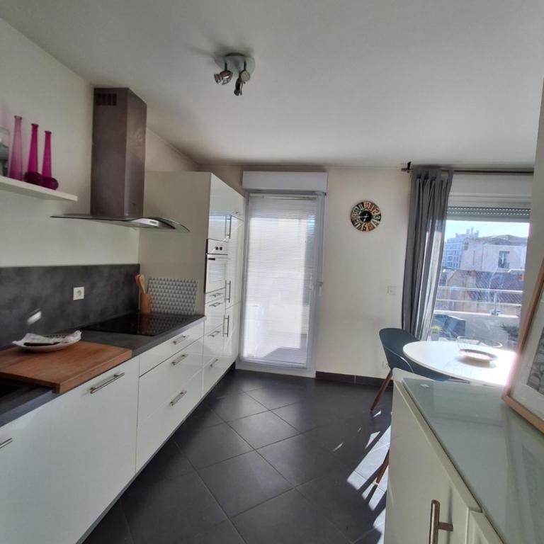 Superbe logement, proche commerces, stade et plage - Apartment - 12
