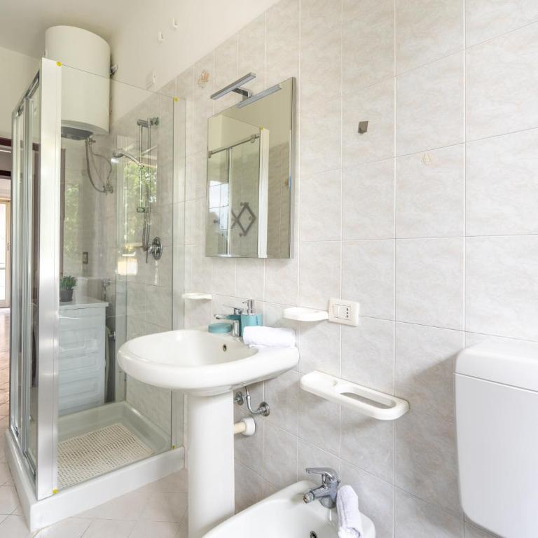 Bright Flat with Large Balcony, Near Beach - Appartamento con 2 Camere da Letto - 11