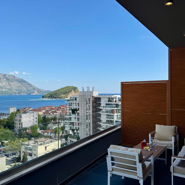 Royal Residence Penthouse - Budva, Center - Three-Bedroom Apartment - High Floor - 13