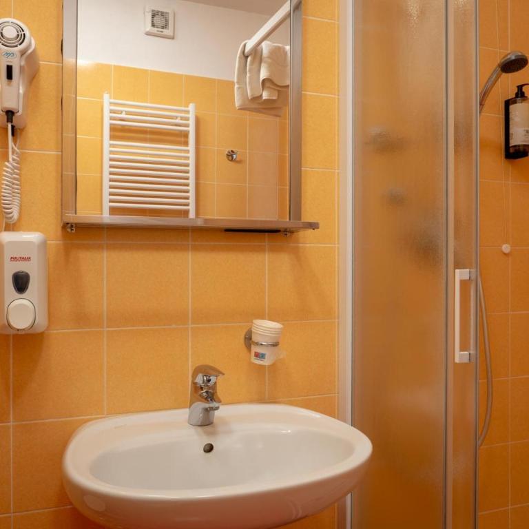 Foresteria Valdese Venezia - Camera Tripla con Bagno Privato Esterno - 4