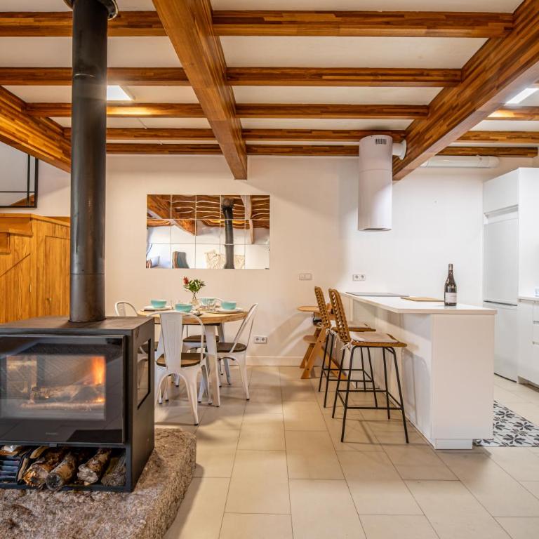 Encantadora Villa de Piedra con Jardín y Chimenea - Casa Unifamiliar de 2 dormitorios - 1