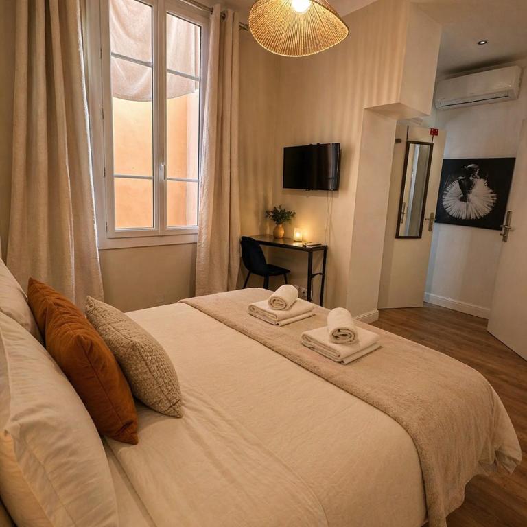 Chambre Confort Premium - Monaco 1 - Chambre Double avec Salle de Bains Privative - 2