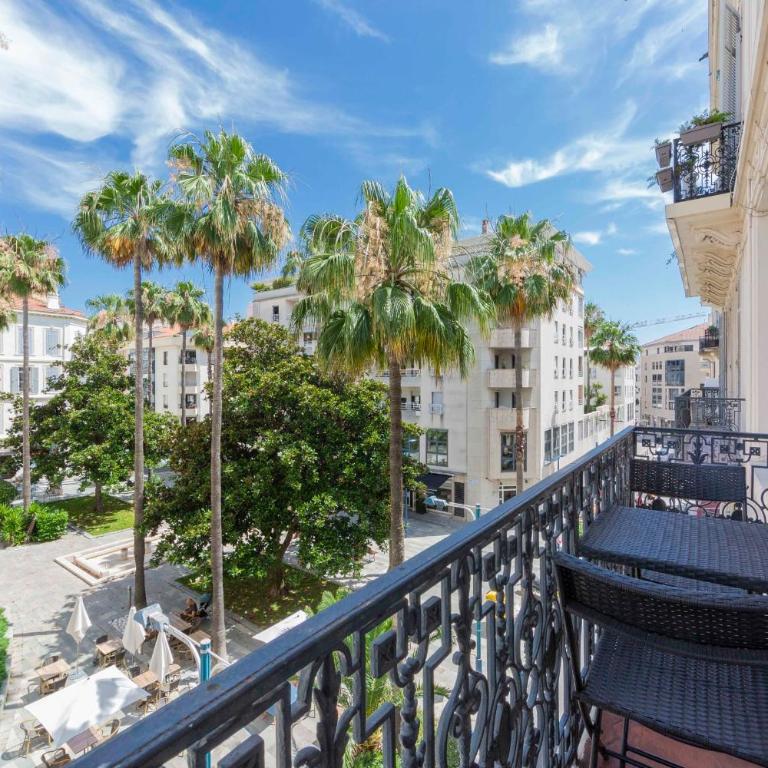 Chic and modern 65 m2 apartment-Cannes city center-1 bedroom 1 mezzanine - Apartment - 3