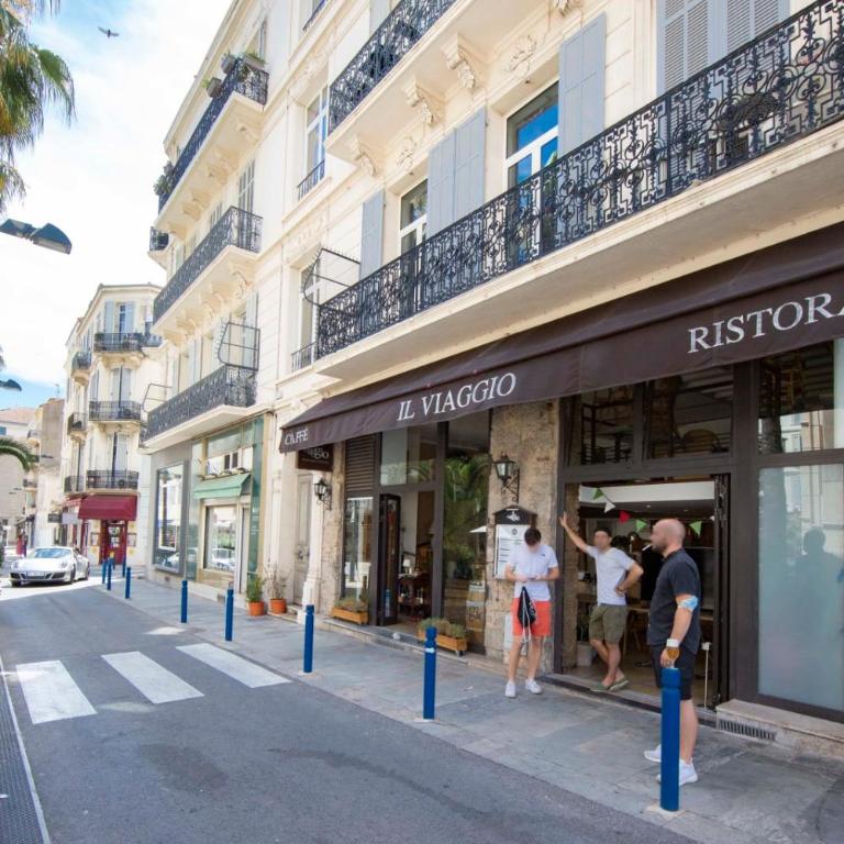 Chic and modern 65 m2 apartment-Cannes city center-1 bedroom 1 mezzanine - Apartment - 10