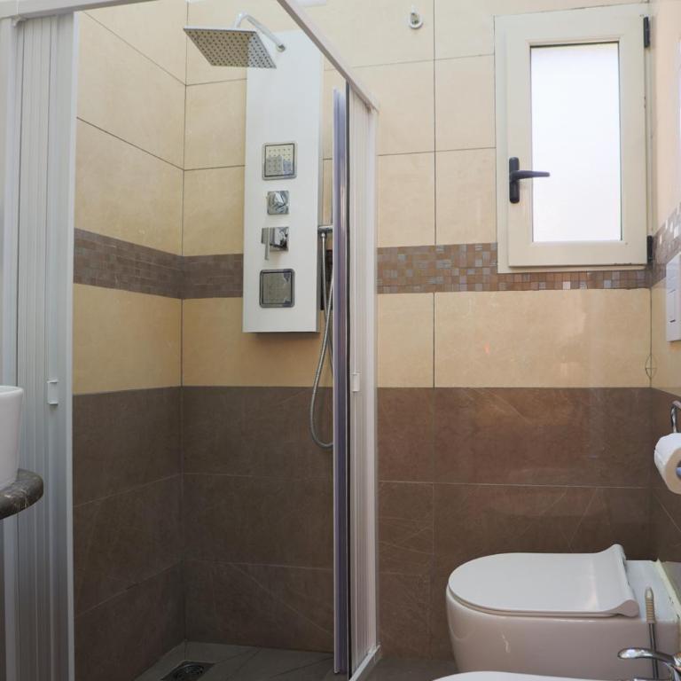 Rosa Italia Hotel Roma - Camera Familiare con Bagno Privato - 3