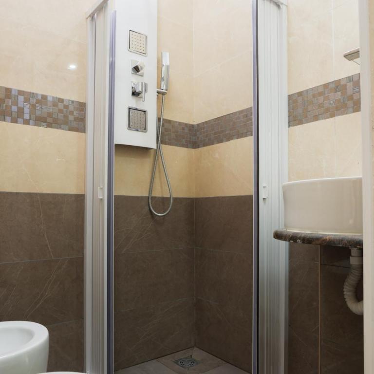 Rosa Italia Hotel Roma - Camera Familiare con Bagno Privato - 4