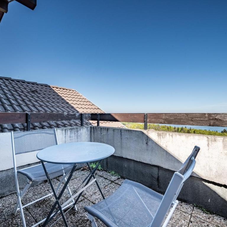 Entre Lac Et Montagne - Two-Bedroom Deluxe Apartment with Garden View - 15