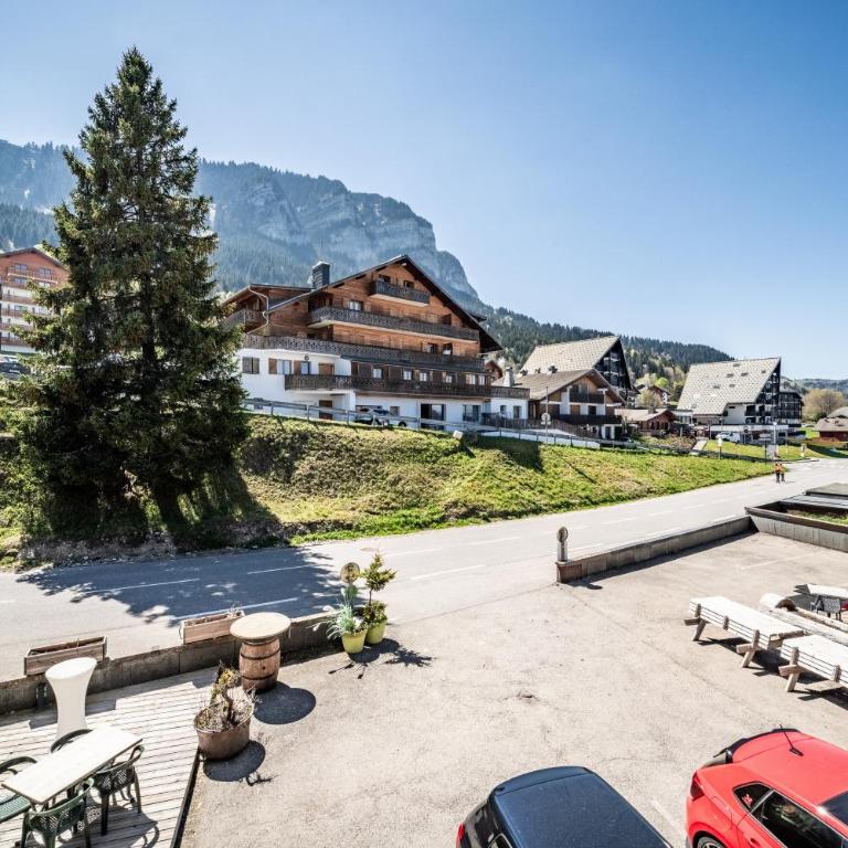Entre Lac Et Montagne - Two-Bedroom Deluxe Apartment with Garden View - 21