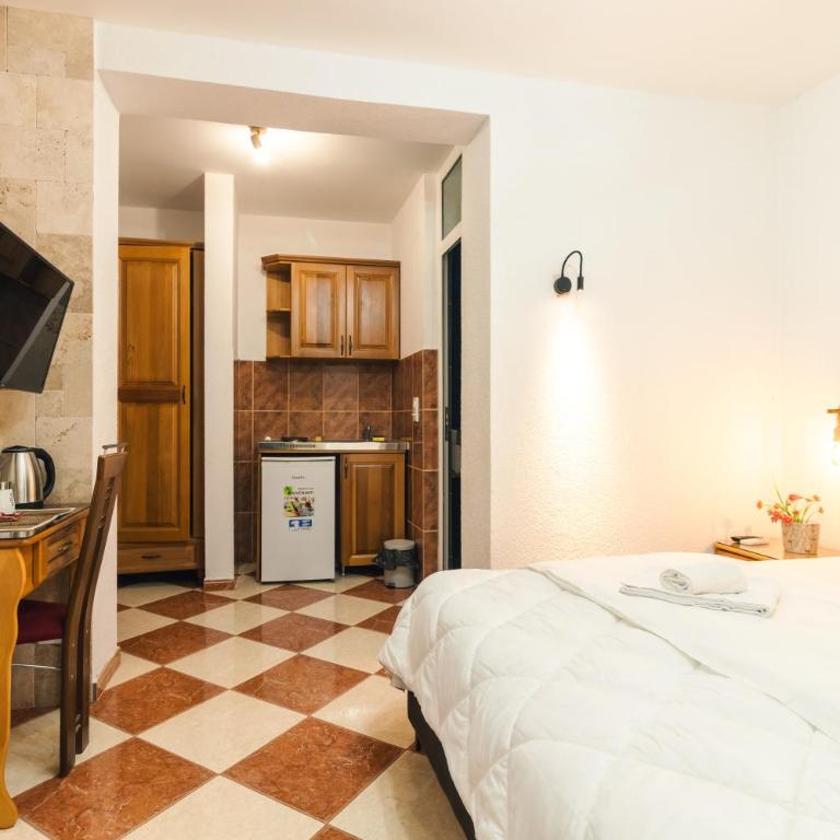 Wiena Apartments - Standard Double Room - 3
