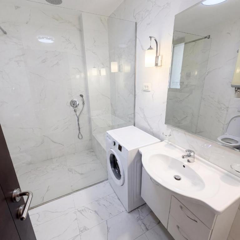 Shine Seaside Bliss Becici - Two-Bedroom Apartment with Sea View - 17
