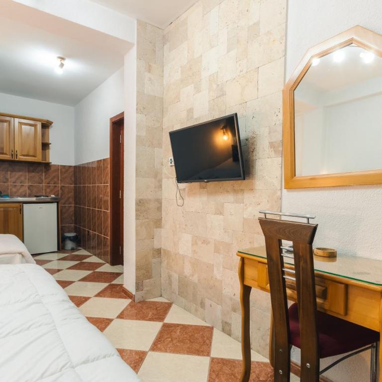 Wiena Apartments - Triple Room with Terrace - 6