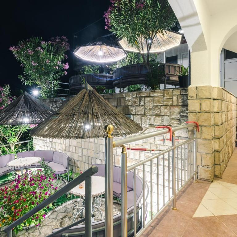 Wiena Apartments - Triple Room with Terrace - 4