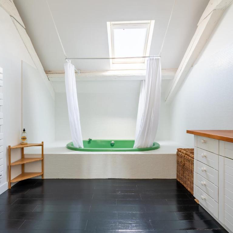Grande chambre indépendante, charme, calme sur jardin, Nantes centre, accès privé par escalier de l'immeuble, sdb & wc privés, 10 minutes gare et palais des congrès - Apartment mit 1 Schlafzimmer - 14