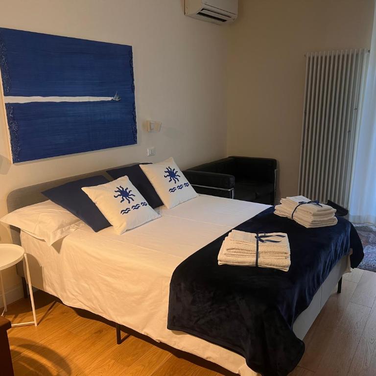 BLU - Double Room with Private Bathroom - 1