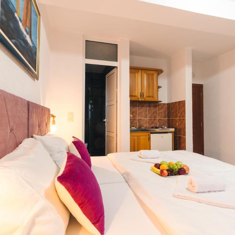 Wiena Apartments - Deluxe Double Room with Balcony and Sea View - 10