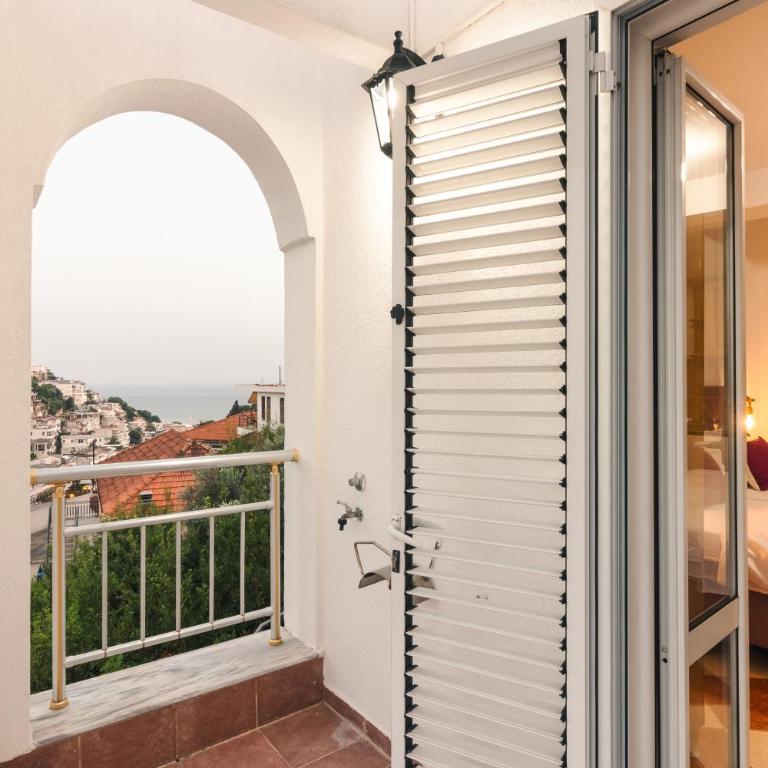 Wiena Apartments - Deluxe Double Room with Balcony and Sea View - 4