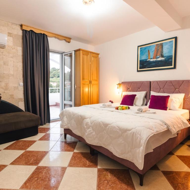 Wiena Apartments - Deluxe Double Room with Balcony and Sea View - 1